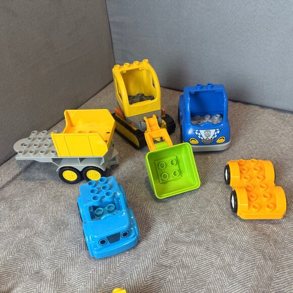 Huge Lot of Duplos 80+ Building Blocks Bricks Unique Door Bridge Vehicle Slide - Picture 8 of 10